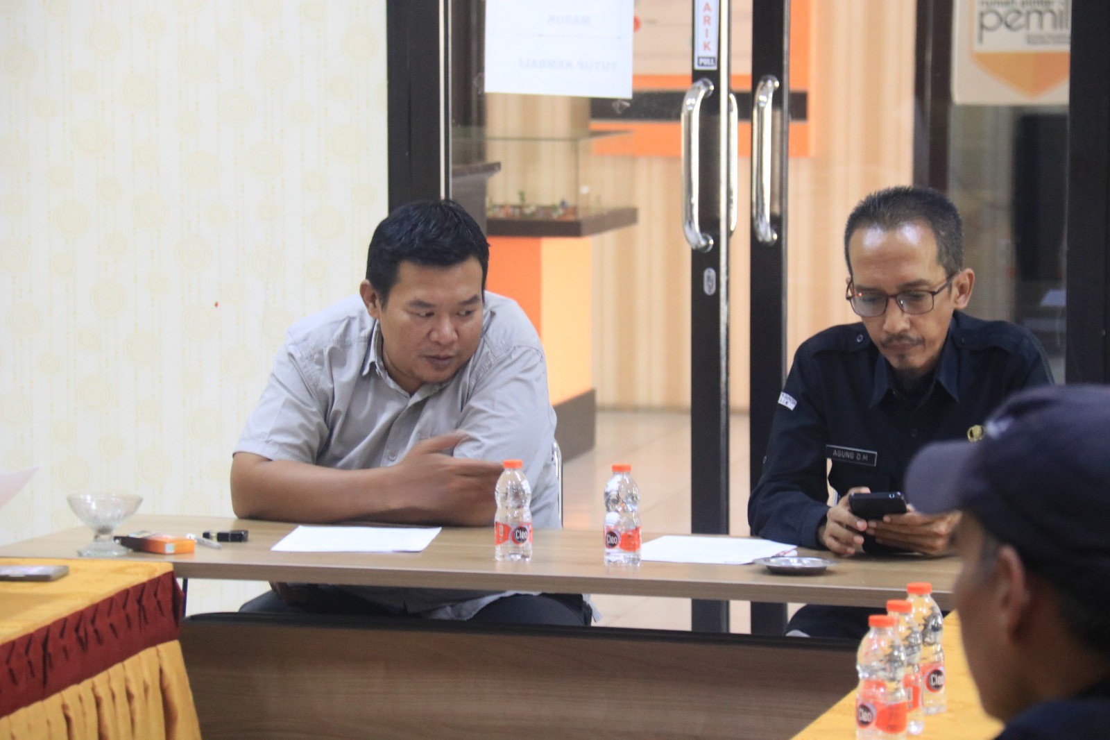 Nur Anwar, Ketua KPU Kabupaten Madiun memimpin Rapat Pleno
